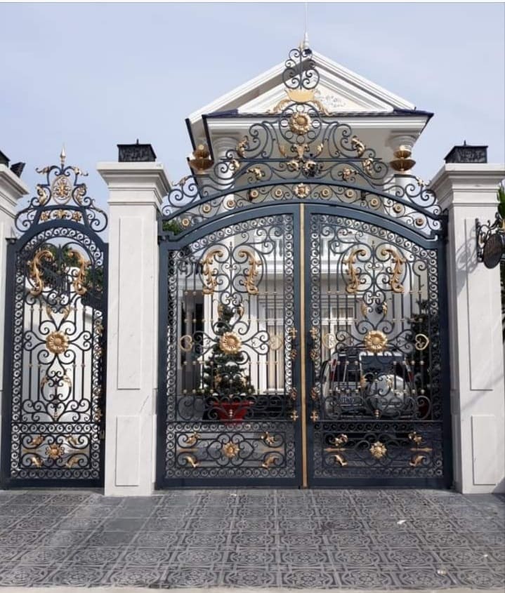 Mẫu thiết kế cổng nhà nhôm kính hiện đại sang trọng