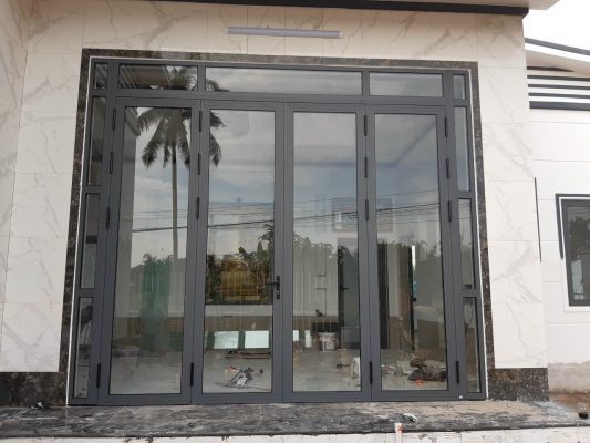 so sánh cửa eurowindow và cửa xingfa